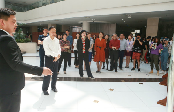 91porny
研究生参与“纪念马克思诞辰200周年主题图文展”服务工作