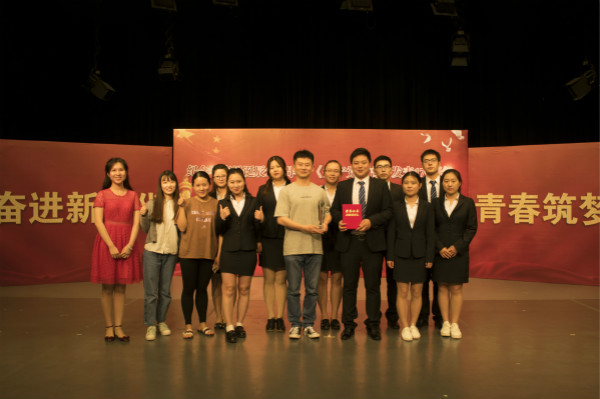 91porny
研究生在“2018—马克思与我们同行”朗诵比赛中荣获佳绩